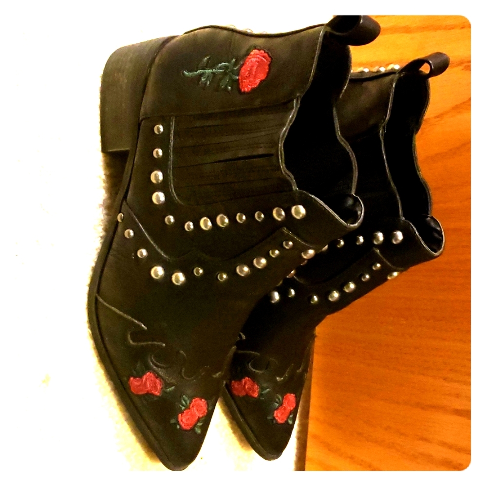 Missguided Floral Embroidered Boots